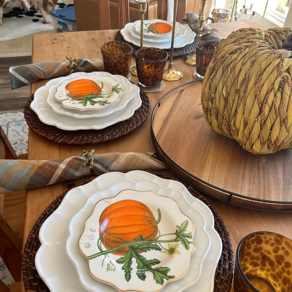 Perfect set of 7 Pumpkin Dessert Plates with Gold Rim and Scalloped Edges 🎃 - Picture 5 of 5